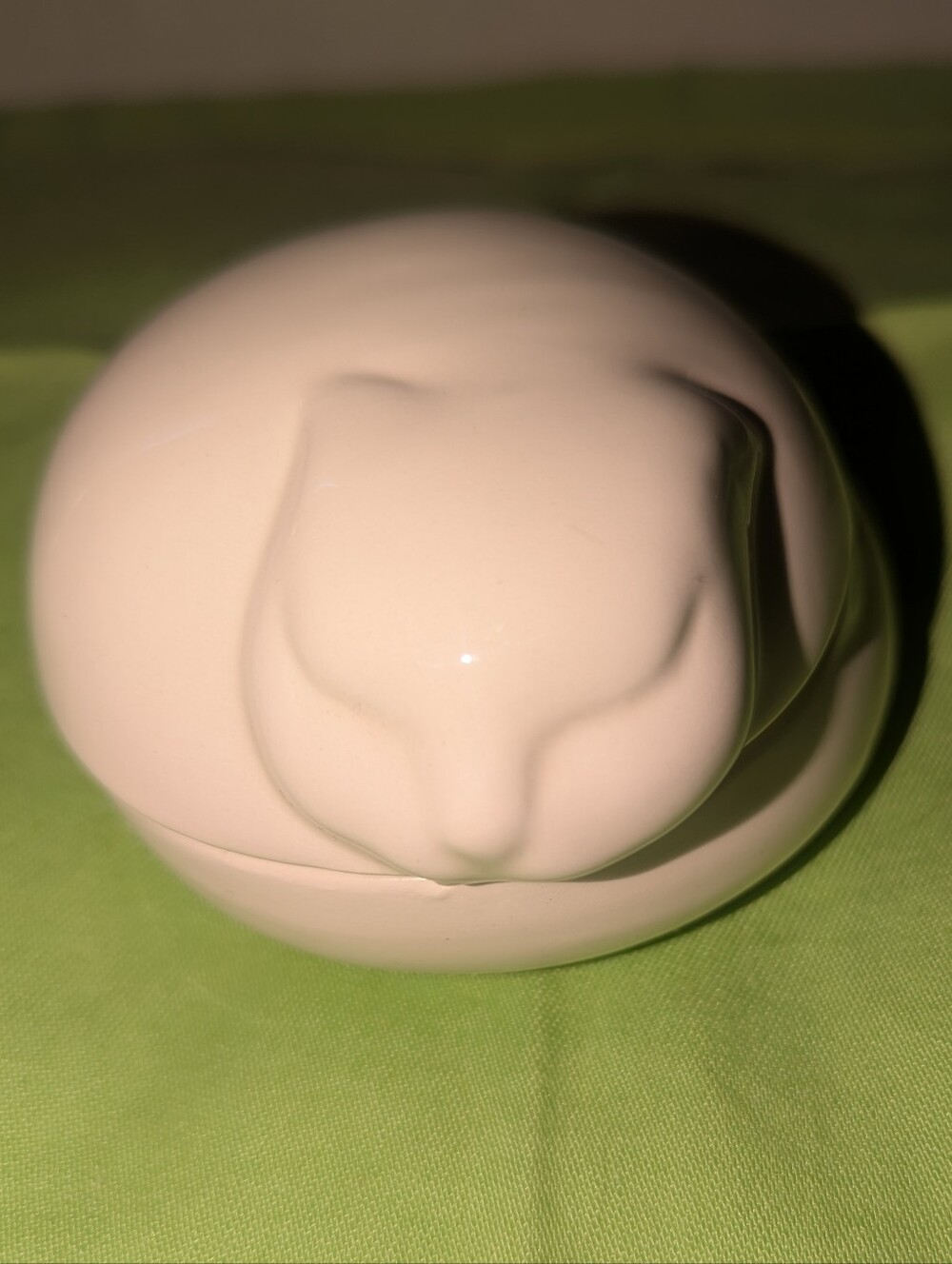 Tiffany & Co. White Porcelain Sleeping Cat Trinket Box. 1977